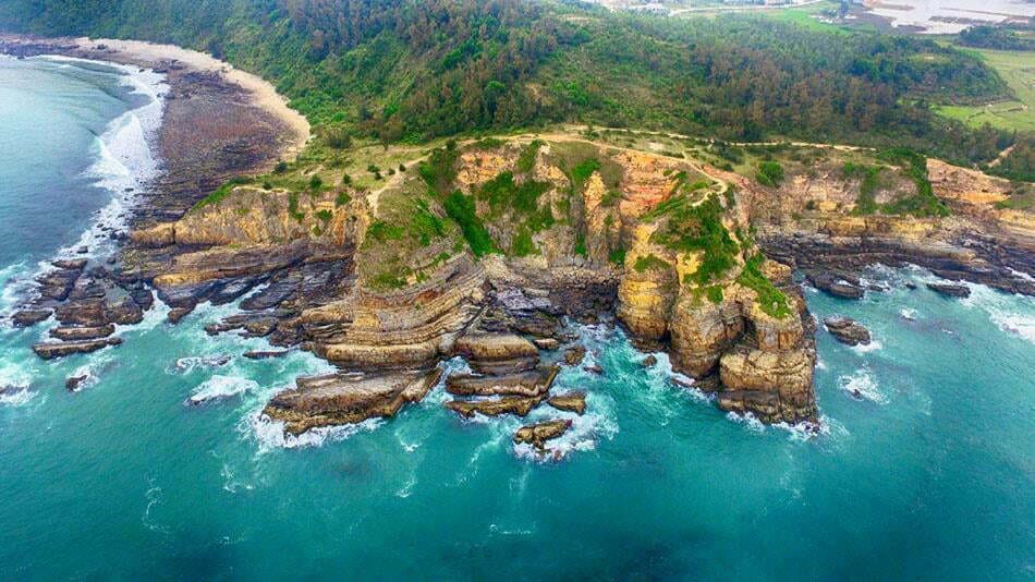 Co To Island is a stunning hidden gem located in the northeast region of Quang Ninh Province, Vietnam